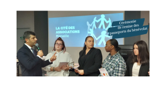 Les 1ères AEPA reçoivent leur passeport bénévole à la mairie de Marseille